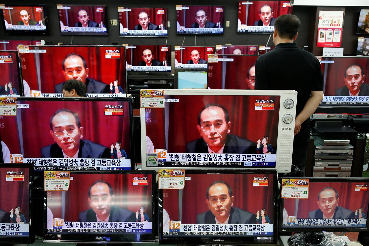 Tin tức về vụ đào tẩu của phó đại sứ Triều Tiên ngập tràn trên truyền thông Hàn Quốc - Ảnh: Reuters