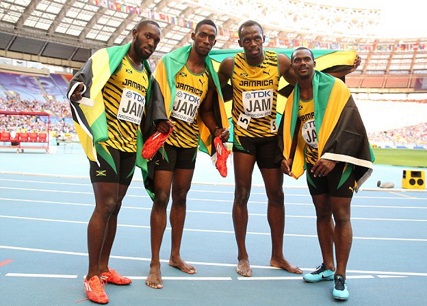 Carter (bìa phải) cùng đội chạy tiếp sức 4x100m đoạt HCV Olympic 2008. Ảnh: GETTY IMAGES