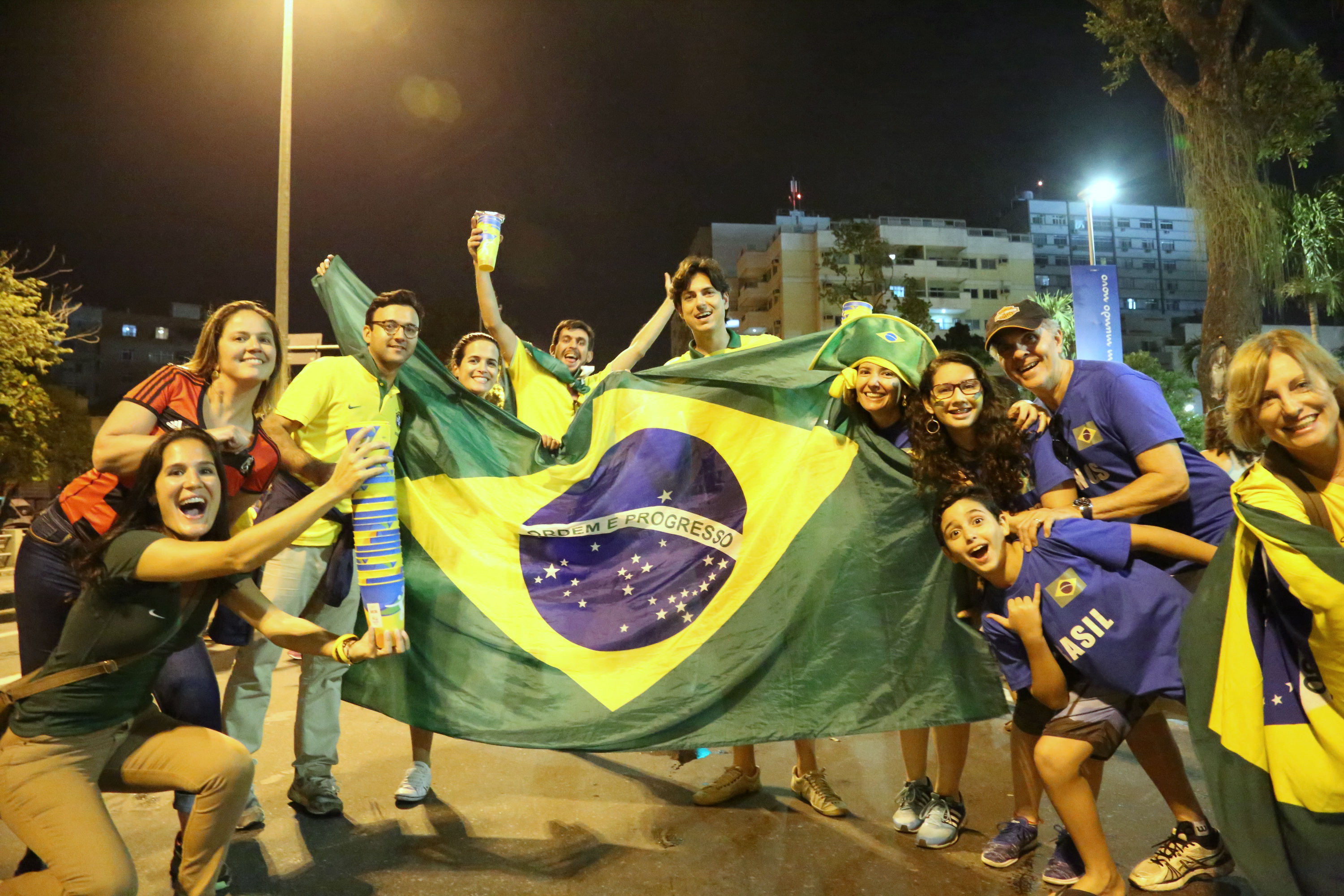 Những gia đình CĐV Brazil vẫn còn ăn mừng trên đường về nhà sau trận đấu. Ảnh: H.Đ