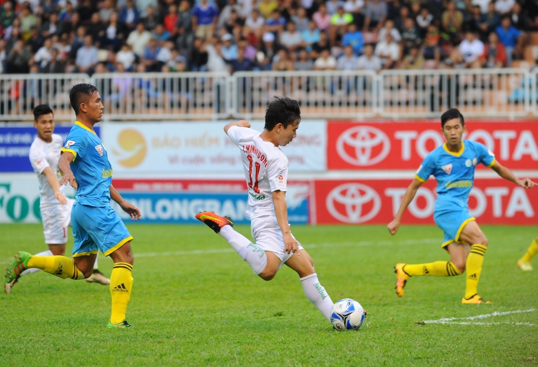 Tiền vệ Minh Vương (11-HAGL) với pha dứt điểm mở tỉ số 1-0 vào lưới Sanna Khánh Hòa ở vòng 22. Ảnh: ANH TIÊN