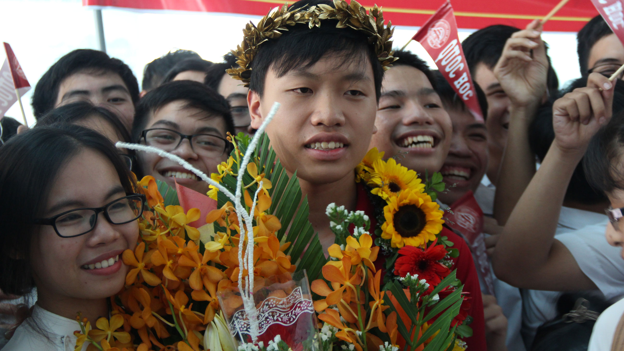 Hồ Đắc Thanh Chương trong vòng vây của bè bạn ngay khi vừa xuống sân bay Phú Bài - Ảnh: MINH AN