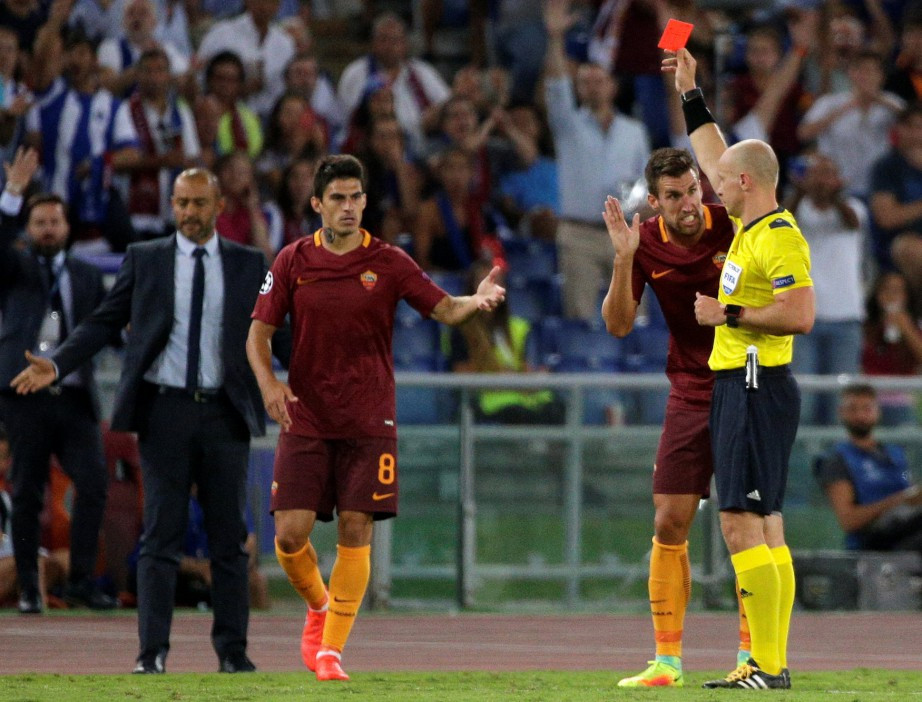 Roma nhận đến 2 thẻ đỏ trong trận thua Porto 0-3. Ảnh: REUTERS