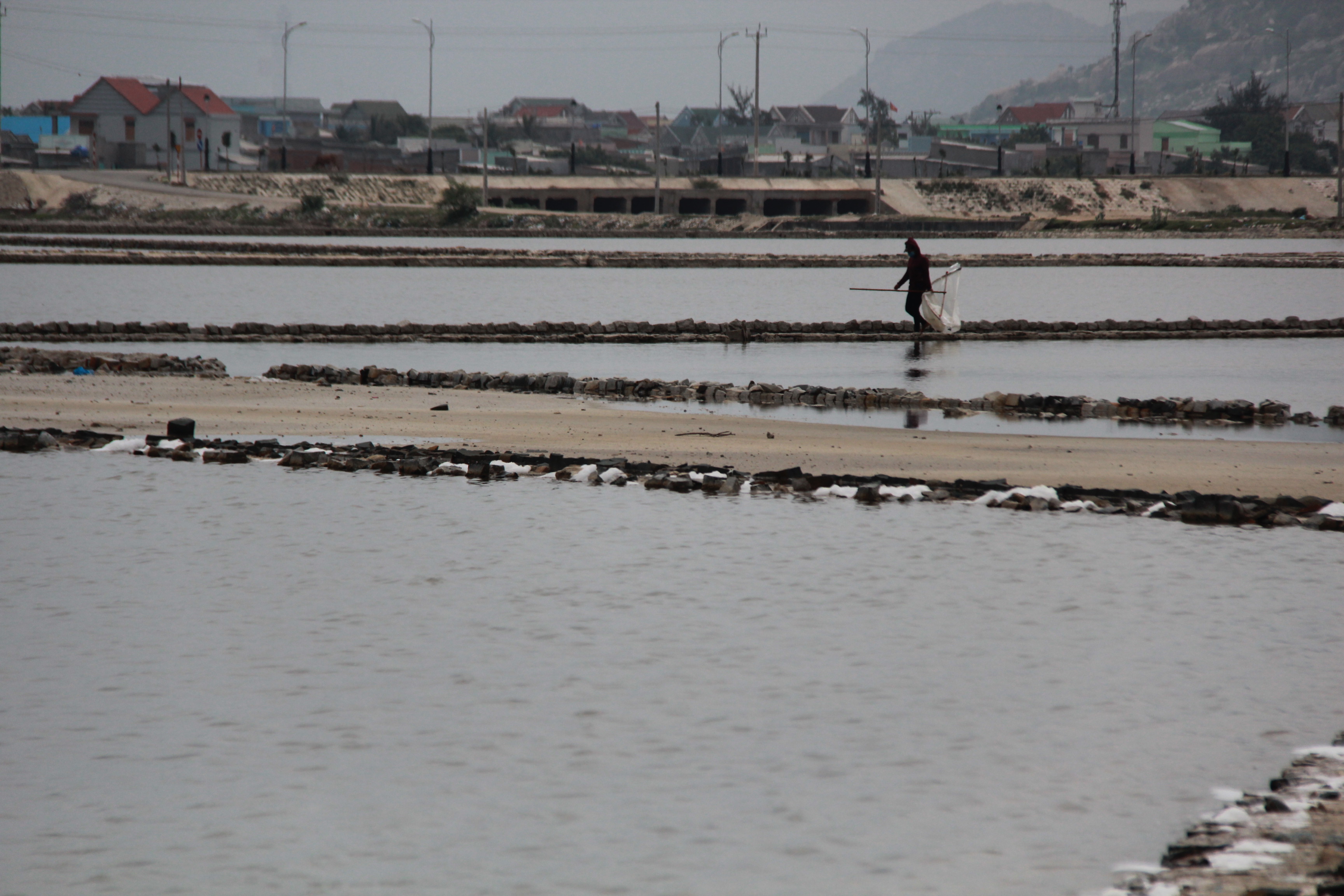Nhiều người dân tại hai xã Phước Diêm và Cà Ná (huyện Thuận Nam, Ninh Thuận) lo lắng siêu dự án thép có thể gây ô nhiễm môi trường, việc mưu sinh từ nghề biển sẽ bị ảnh hưởng - Ảnh: TRUNG TÂN
