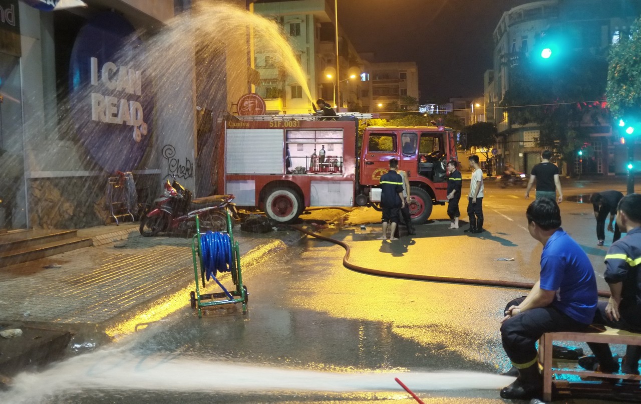 Xe chữa cháy được dùng để bơm nước ra khỏi hầm xe bị ngập nặng sau cơn mưa chiều tối 26-8