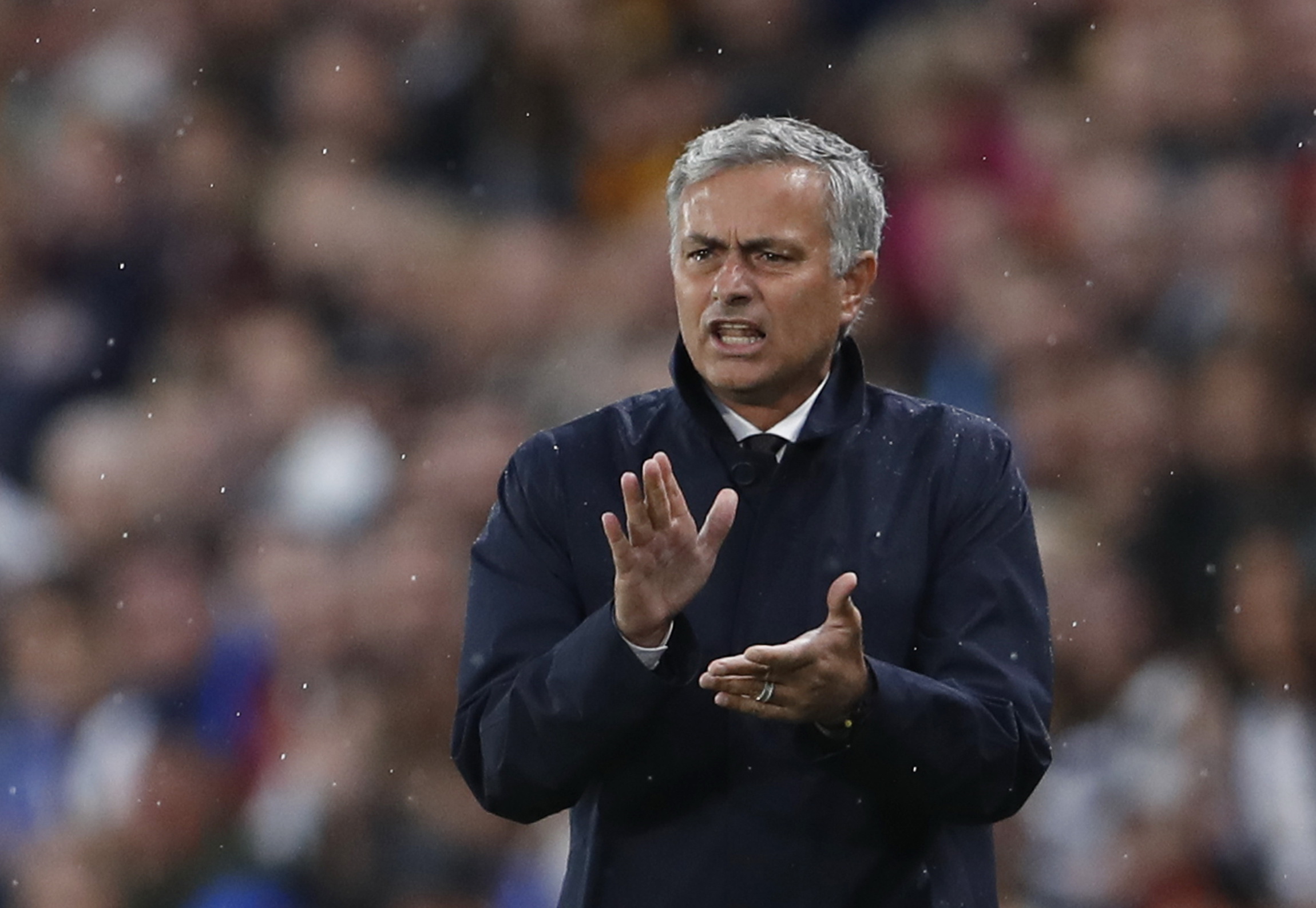 Jose Mourinho trong trận M.U thắng Hull 1-0 đêm 27-8 ở vòng 3 Premier League. Ảnh: REUTERS