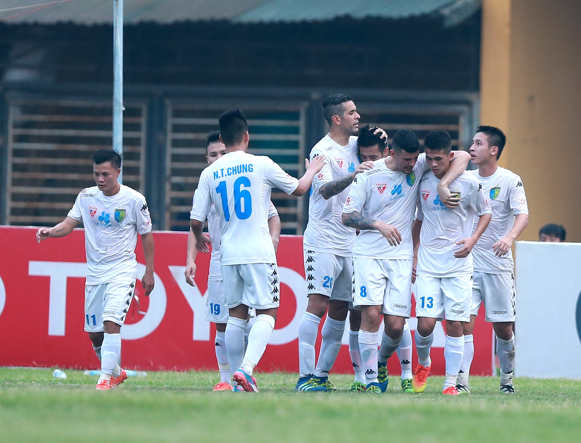 Các cầu thủ Hà Nội T&T ăn mừng bàn thắng vào lưới Sanna Khánh Hòa chiều 4-9 trên sân Hàng Đẫy-Ảnh: NAM KHÁNH