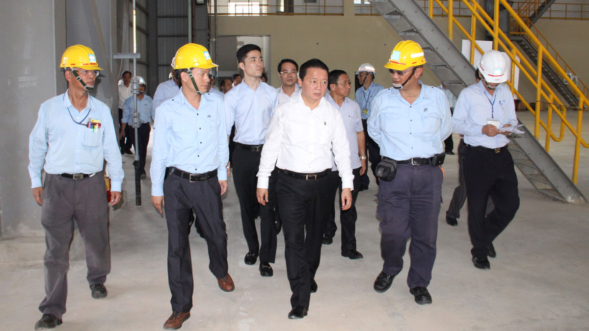 Bộ Trưởng TN-MT Trần Hồng Hà thị sát nhà máy Formosa Hà Tĩnh - Ảnh: VĂN ĐỊNH