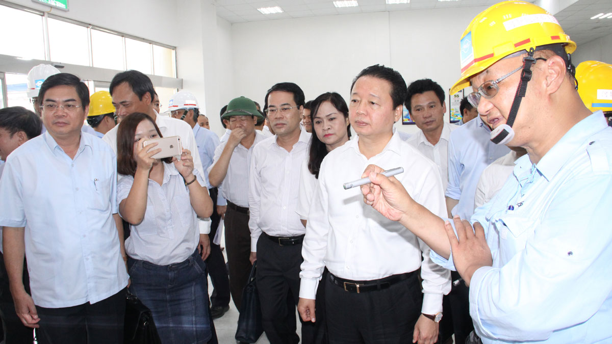 Bộ trưởng Trần Hồng Hà yêu cầu nước thải của Formosa phải thả được cá - Ảnh: VĂN ĐỊNH