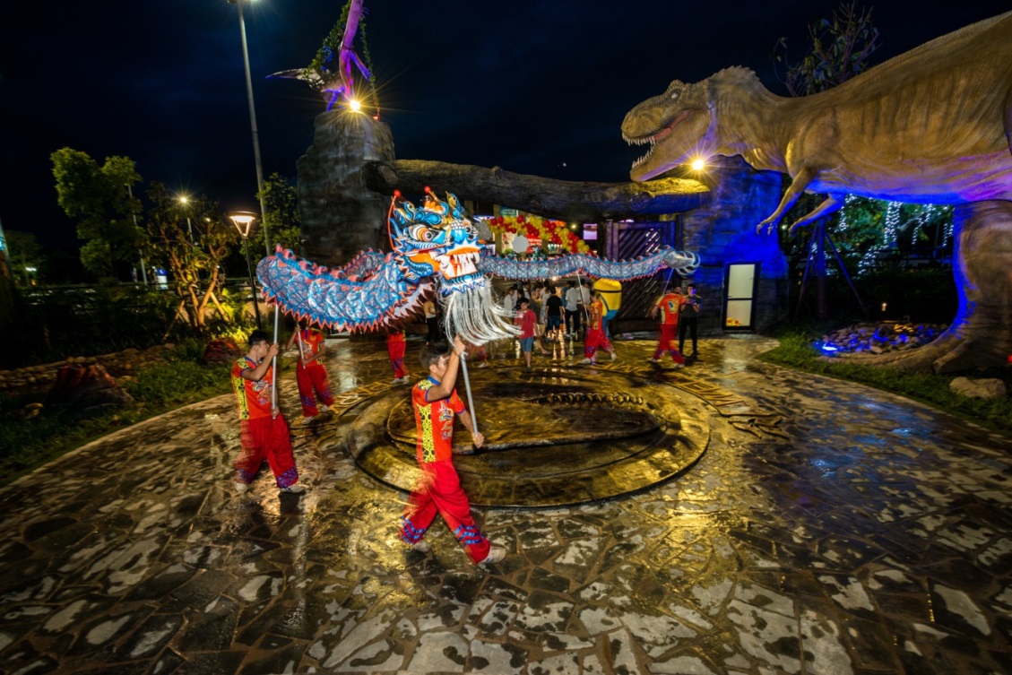 Hoạt cảnh múa rồng truyền thống của đêm Trung Thu diễn ra trong sự “quan sát” của khủng long bạo chúa – T-Rex