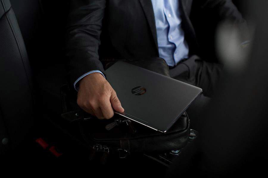 HP EliteBook Folio G1 – Thiết kế sang trọng nâng tầm đẳng cấp. Với trọng lượng chưa tới 1kg, HP sở hữu một thiết kế đầy ấn tượng với khung nhôm bền bỉ được chế tác bằng công nghệ CNC và vát cắt kim cương bóng bảy