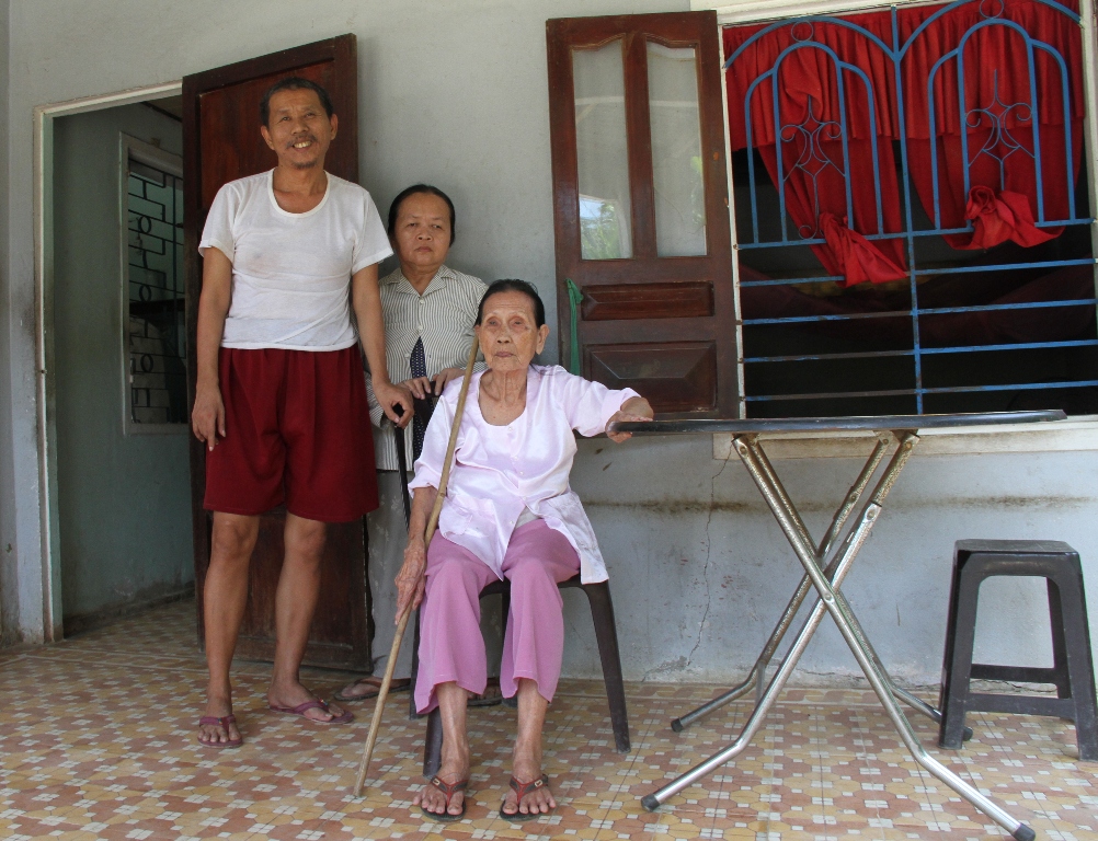 Bà Nguyễn Thị Tùng (84 tuổi, Dục Tịnh, Đại Hồng) vẫn chưa hết sợ khi phải chạy lũ đêm 13-9  Ảnh: Đ.CƯỜNG