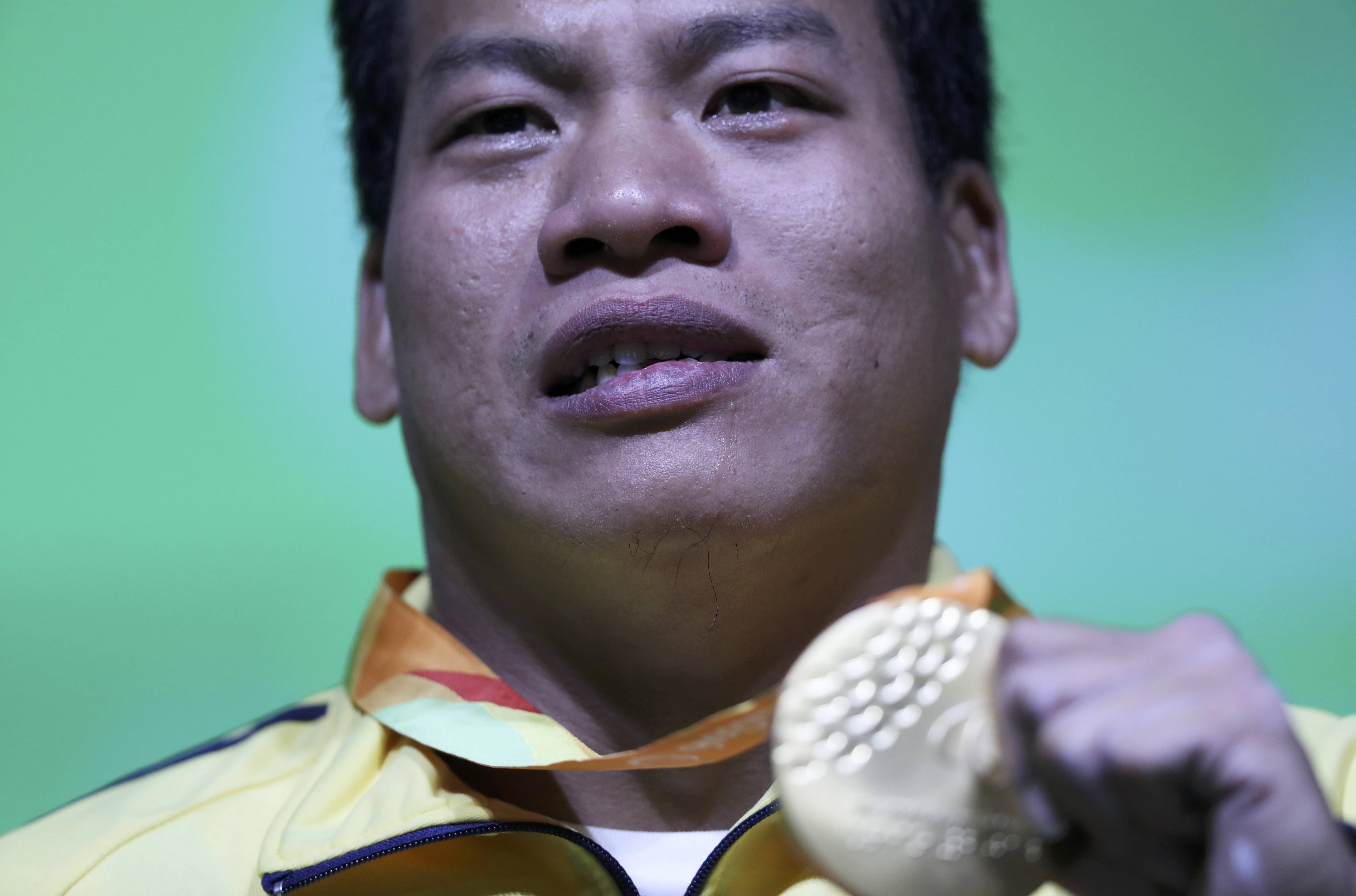 Đô cử Lê Văn Công nhận HCV Paralympic 2016. Ảnh: REUTERS