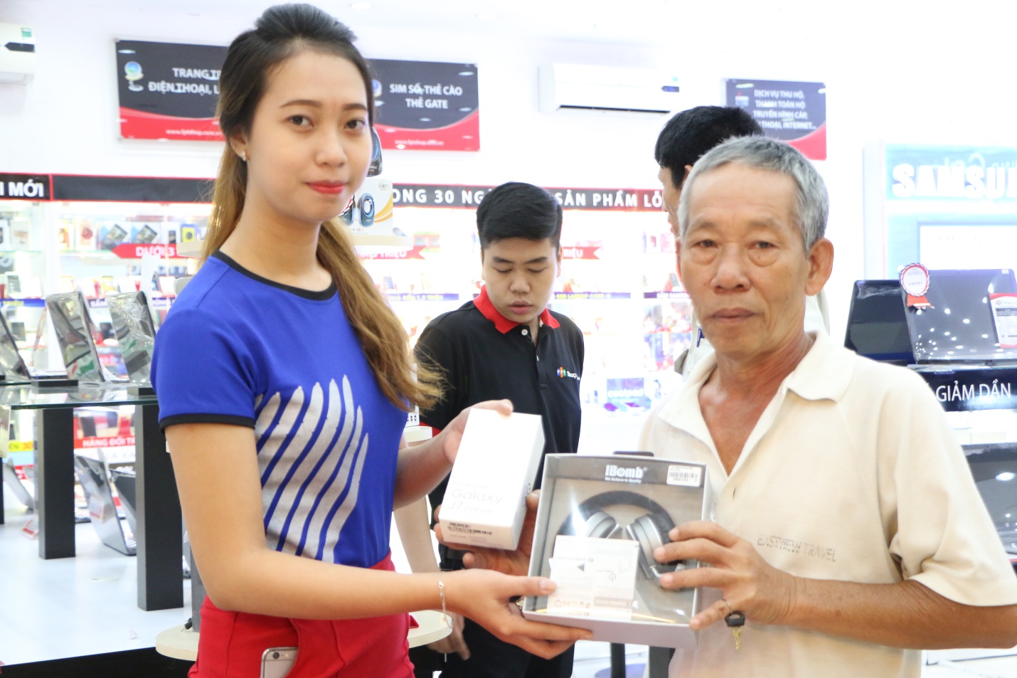 Chú Sơn là vị khách hàng đầu tiên sở hữu Galaxy J7 Prime tại FPT Shop 202 Nguyễn Thị Minh Khai, TP.HCM