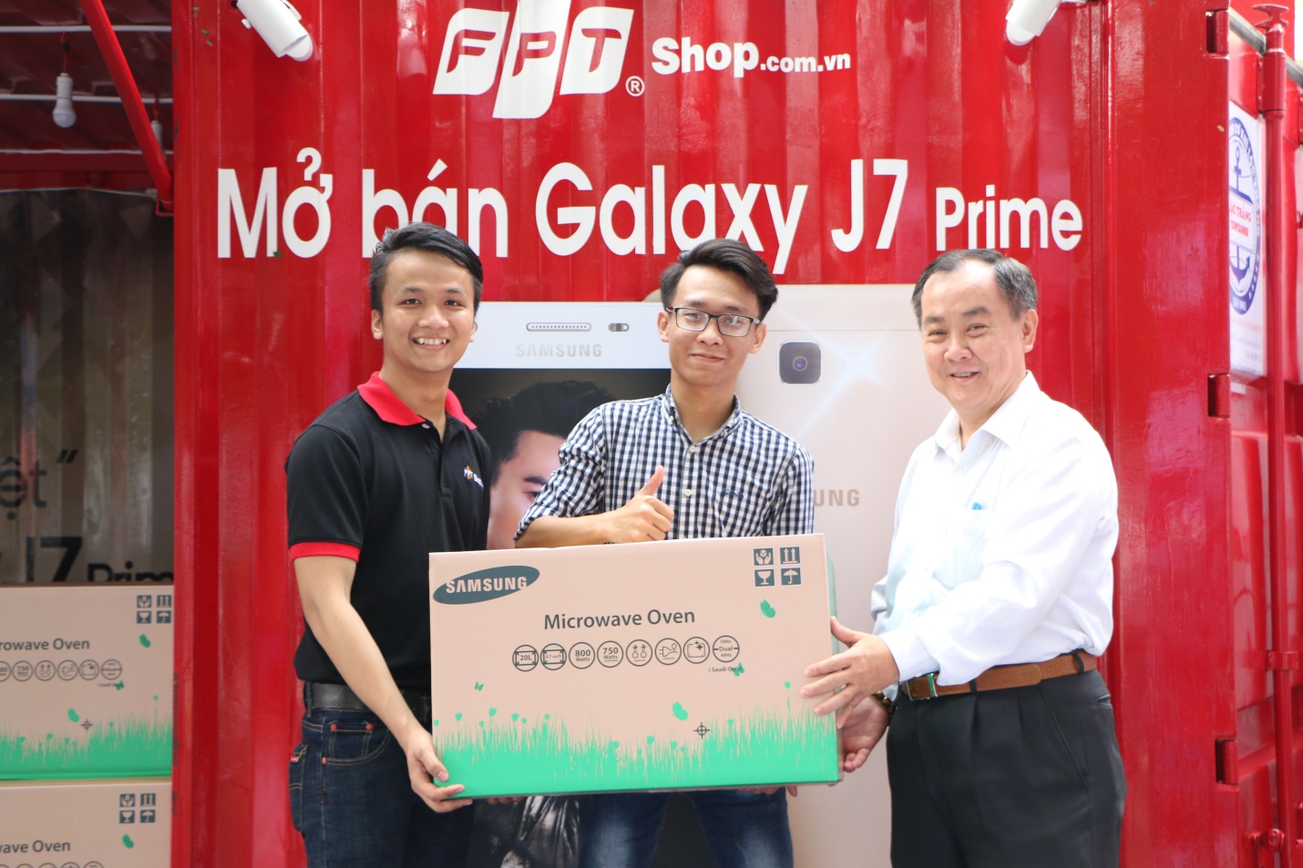 Ông Trần Tuấn Thông, Giám Đốc Kinh doanh Samsung Vina cũng đến buổi mở bán J7 Prime của FPT Shop và tận tay trao quà tặng cho những khách hàng đặt mua trước sản phẩm
