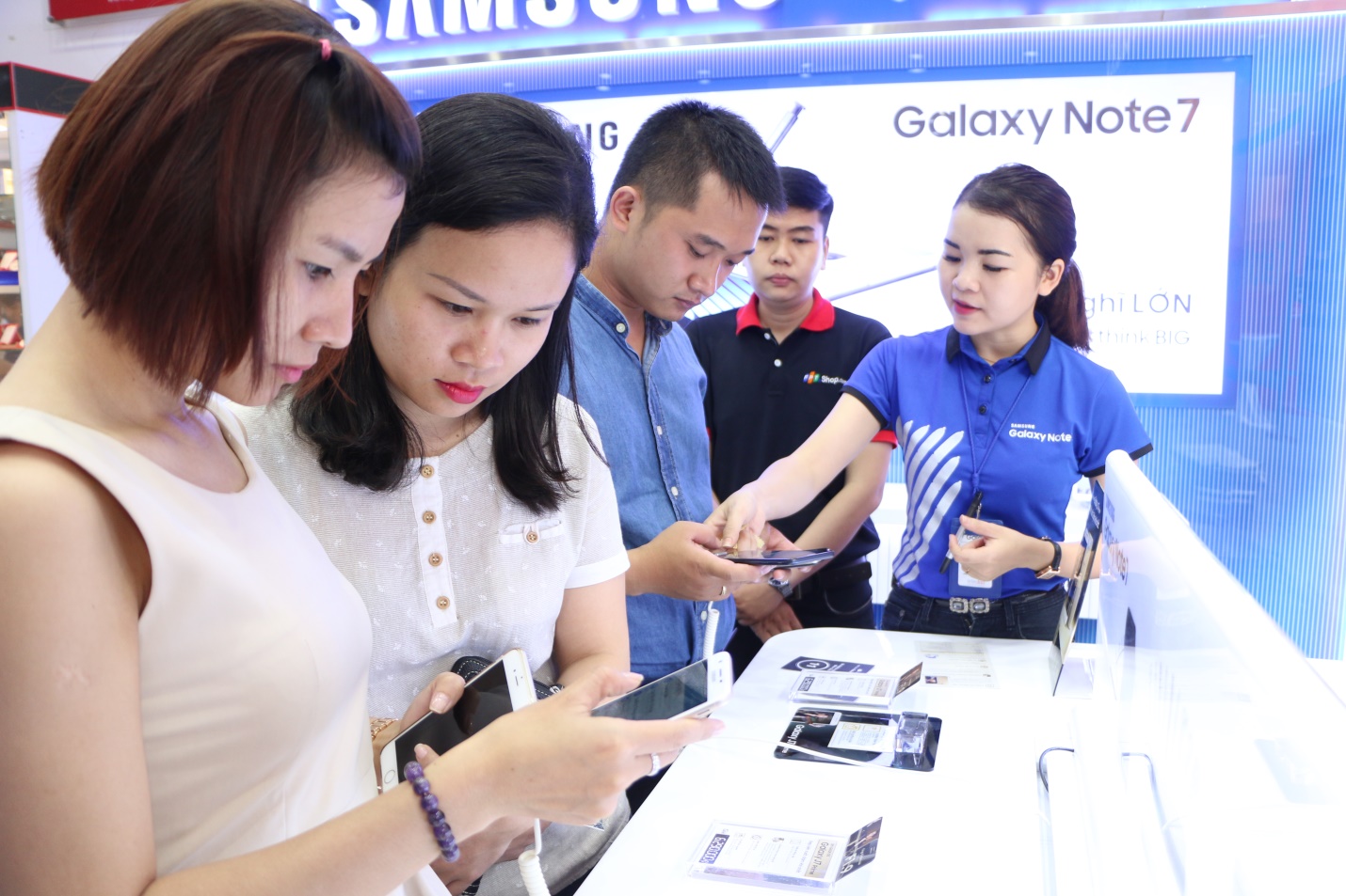 Khách hàng hào hứng trải nghiệm Galaxy J7 Prime tại FPT Shop trong ngày mở bán