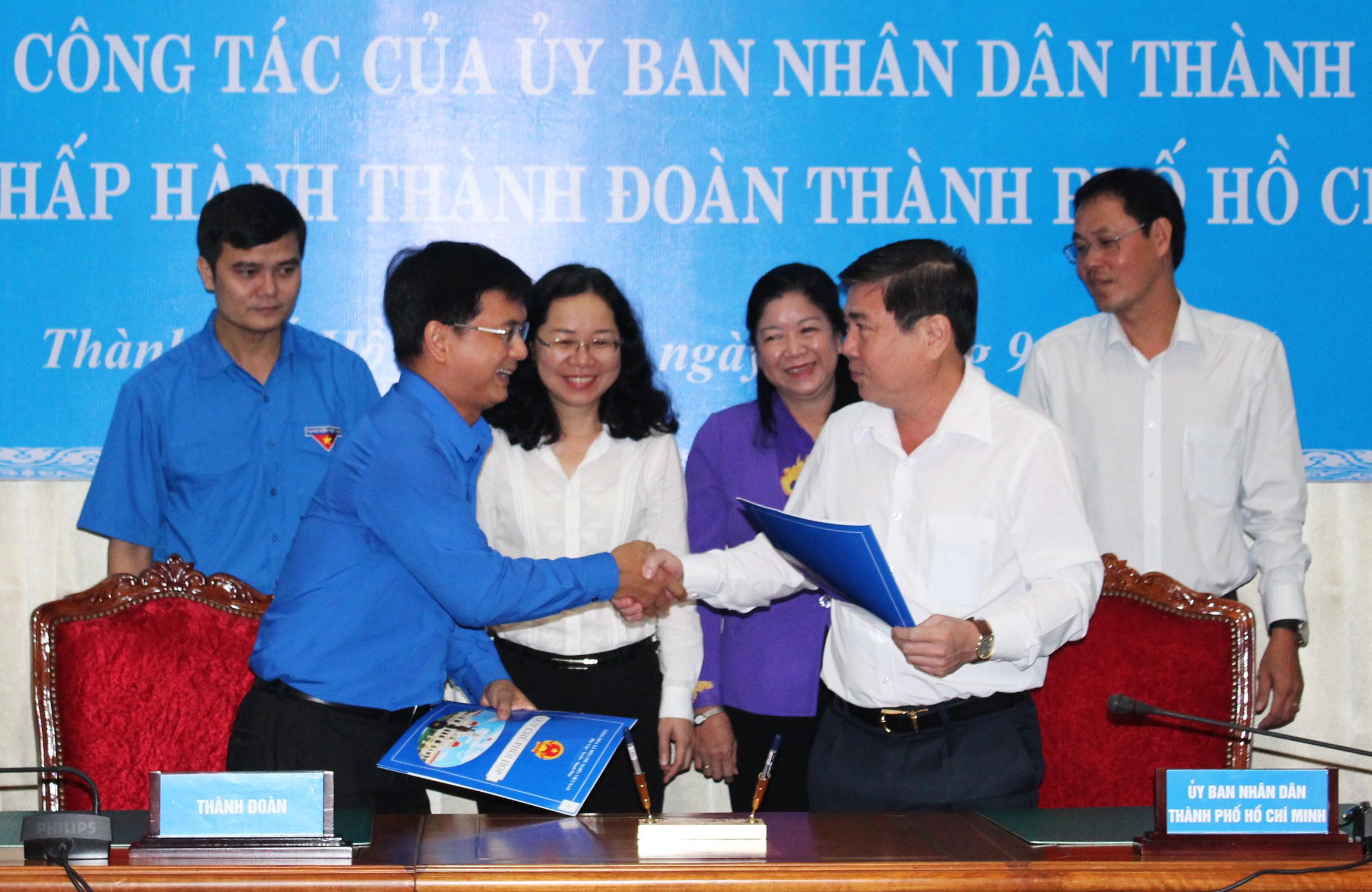 Chủ tịch UBND TP.HCM Nguyễn Thành Phong và Bí thư Thành đoàn Nguyễn Mạnh Cường cùng ký quy chế phối hợp công tác giữa hai bên - Ảnh: Q.Linh