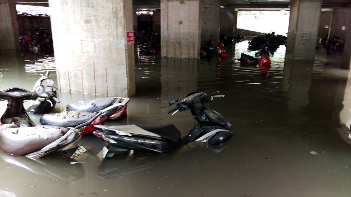 Cả ngàn xe máy bị ngập dưới hầm để xe trên đường Nguyễn Siêu, quận 1 sau cơn mưa 26-9 - Ảnh: THUẬN DƯƠNG