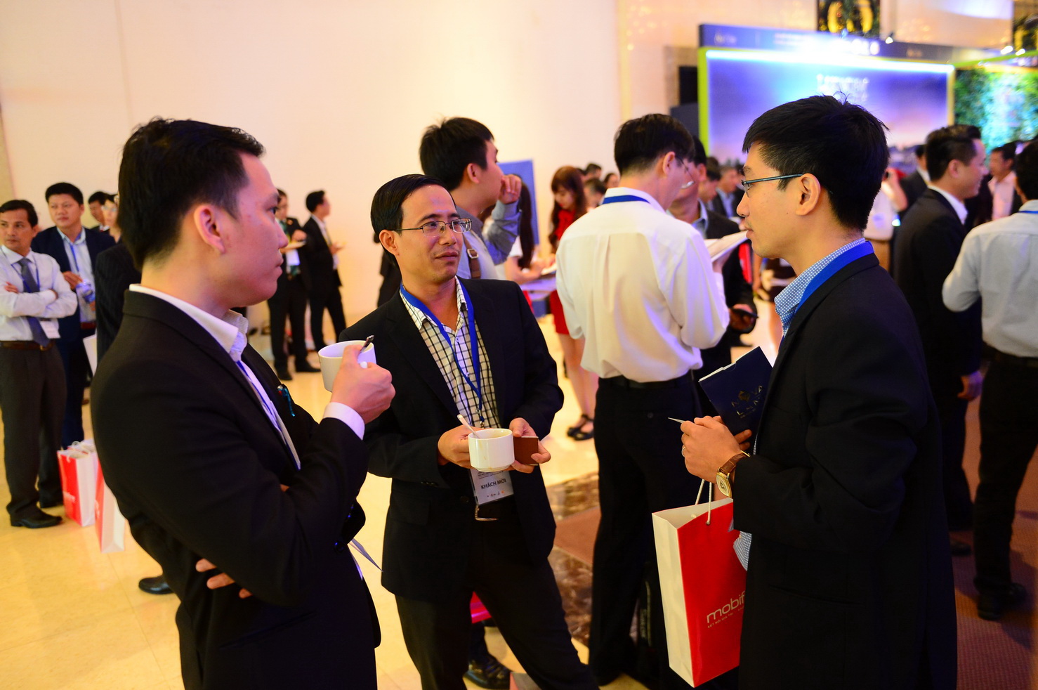 Các doanh nhân trao đổi bên lề tại Việt Nam CEO Forum 2016 - Ảnh: Quang Định