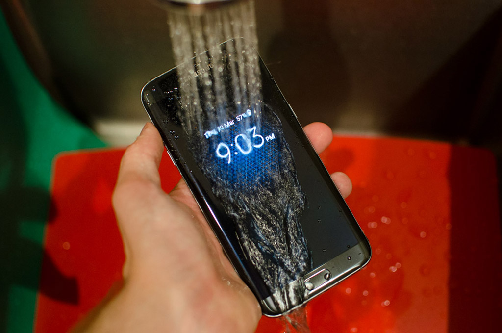 Samsung mang đến một giải pháp toàn diện về khả năng kháng bụi, nước cho Galaxy S7 và Galaxy S7 edge