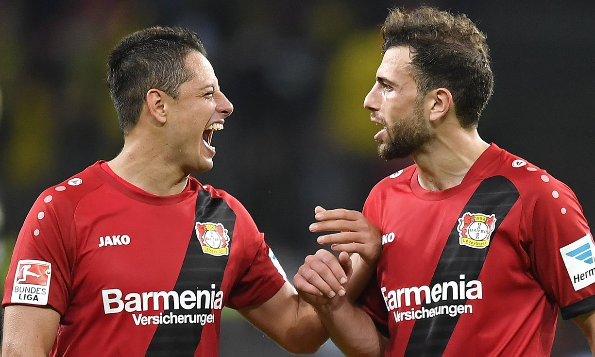 Niềm vui chiến thắng của các cầu thủ Bayer Leverkusen. Ảnh: GUARDIAN