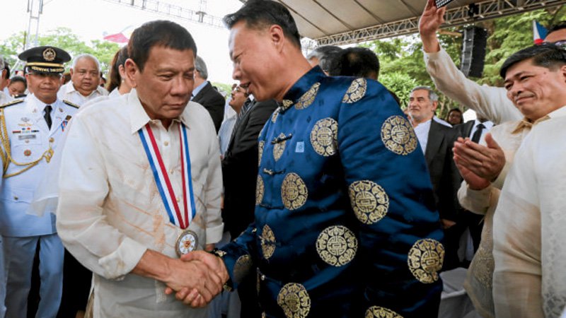 Tổng thống Rodrigo R. Duterte bắt tay đại sứ Trung Quốc tại Philippines Zhao Jianhua - ảnh: Inquirer