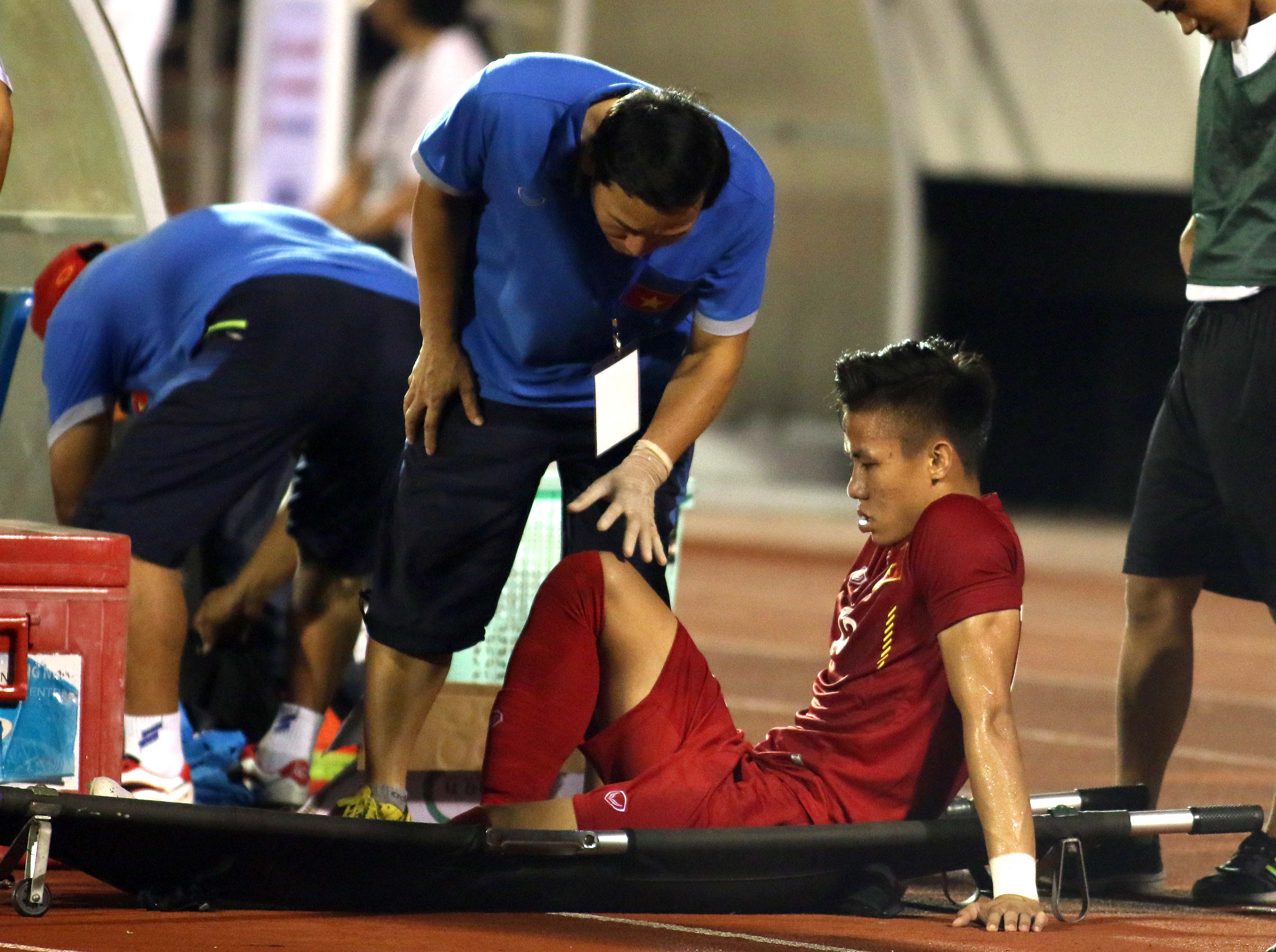 Quế Ngọc Hải rời sân bằng cáng do chấn thương trong trận thắng CHDCND Triều Tiên 5-2. Ảnh: N.K