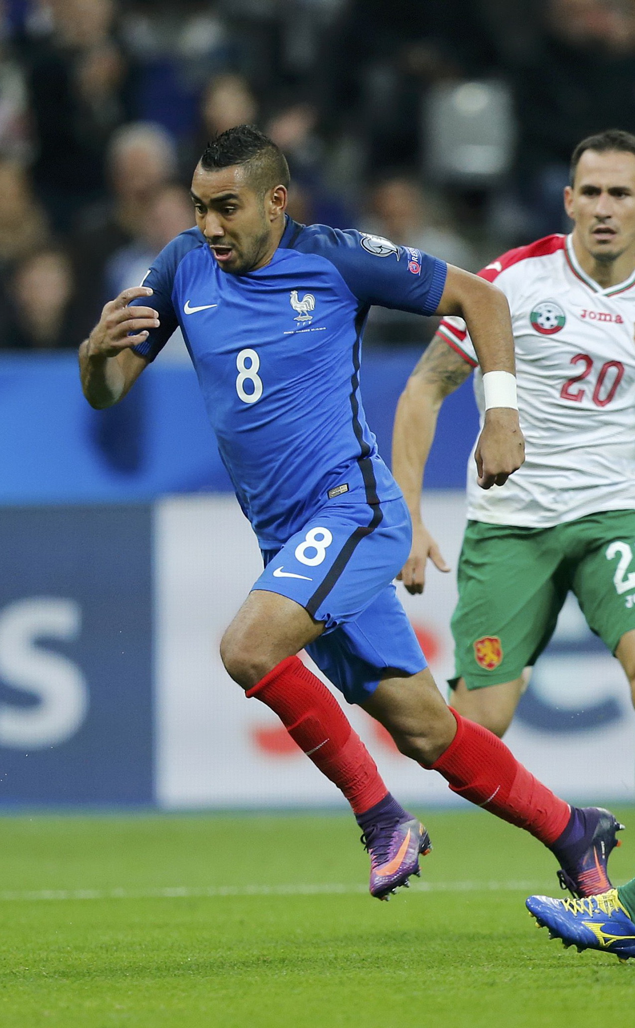 Ngôi sao mới nổi Quincy Promes của Hà Lan đối đầu Dimitri Payet của Pháp. Ảnh: REUTERS
