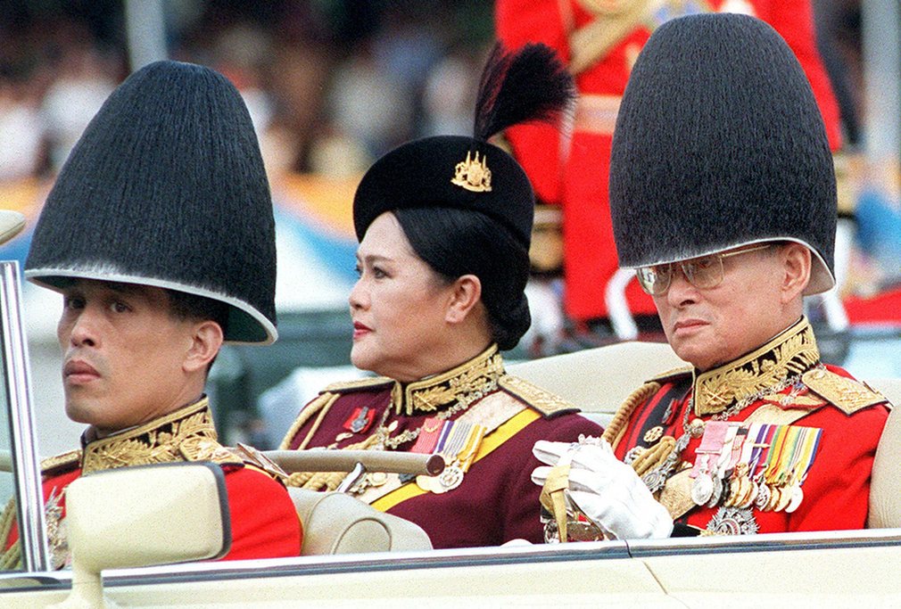 Quốc vương Bhumibol, hoàng hậu Sirikit cùng Thái tử Vajiralongkorn duyệt binh trong lễ kỷ niệm sinh nhật lần thứ 73 của ông năm 2000 - Ảnh: AFP