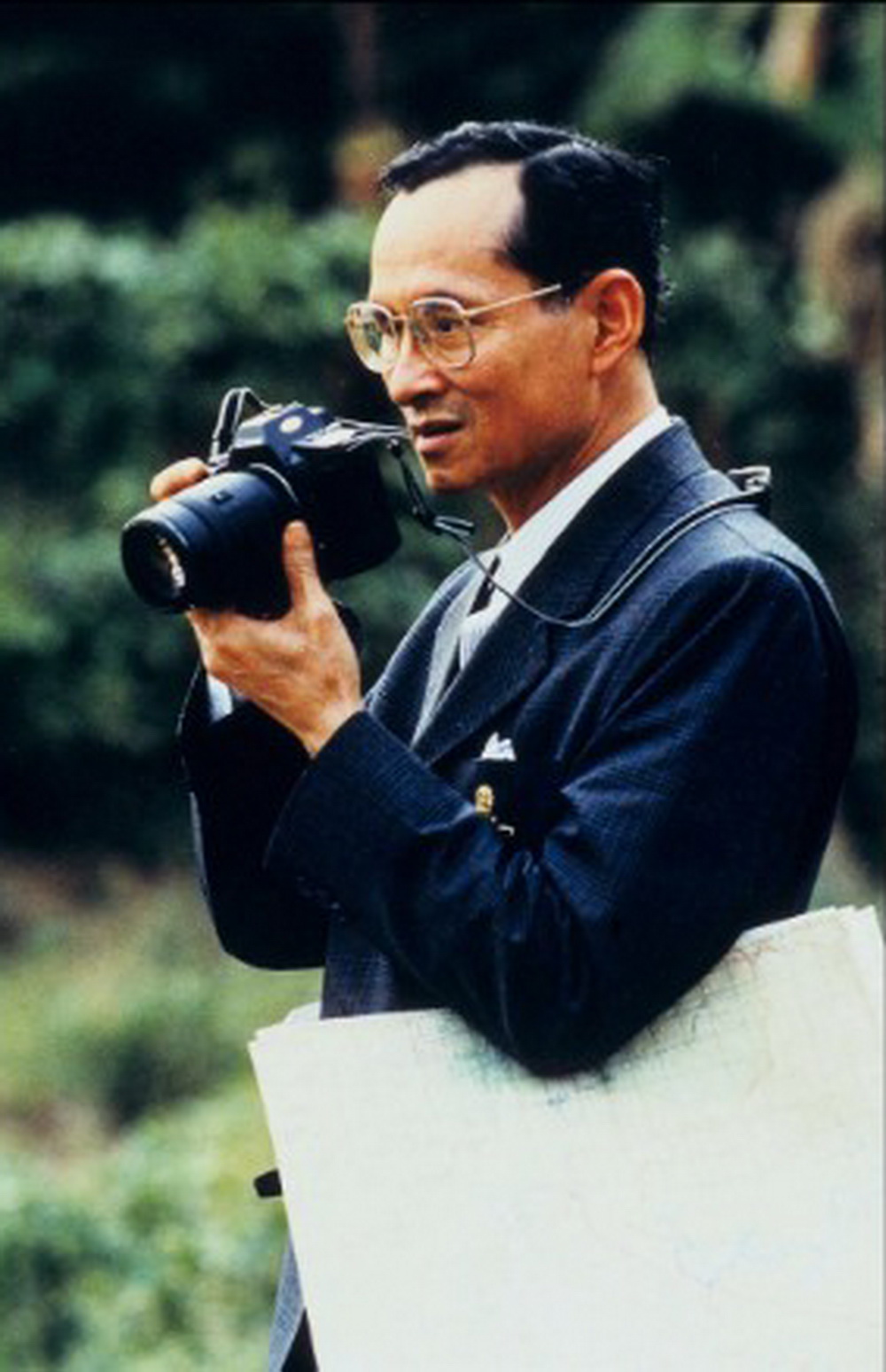 Quốc vương cầm máy chụp ảnh năm 1995 - Ảnh: GETTY