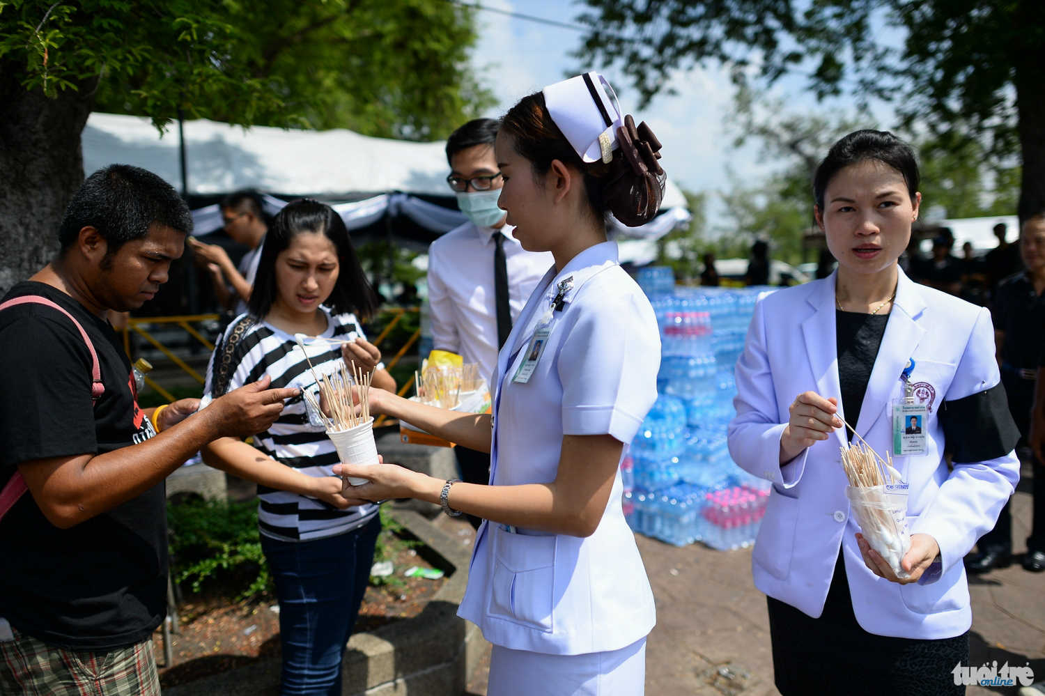 Lực lượng y tế Thái chủ động đi phát thuốc cho người dân chống chịu với cái nắng oi bức ở Bangkok - Ảnh: Thuận Thắng