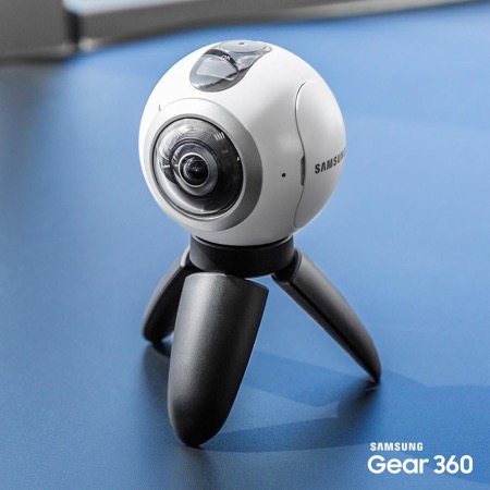 Thiết kế của Samsung Gear 360 khiến việc chụp ảnh ở mọi tư thế trở nên đơn giản hơn bao giờ hết