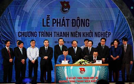 Tổng Giám Đốc VietABank ký kết hợp tác trong chương trình