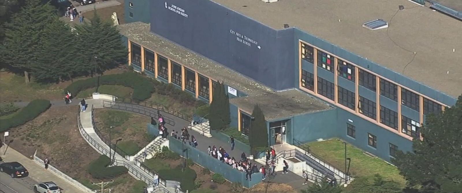 Cảnh sát đang điều tra vụ xả súng tại trường trung học June Jordan, thành phố San Francisco ngày 18-10 - ảnh: ABC News