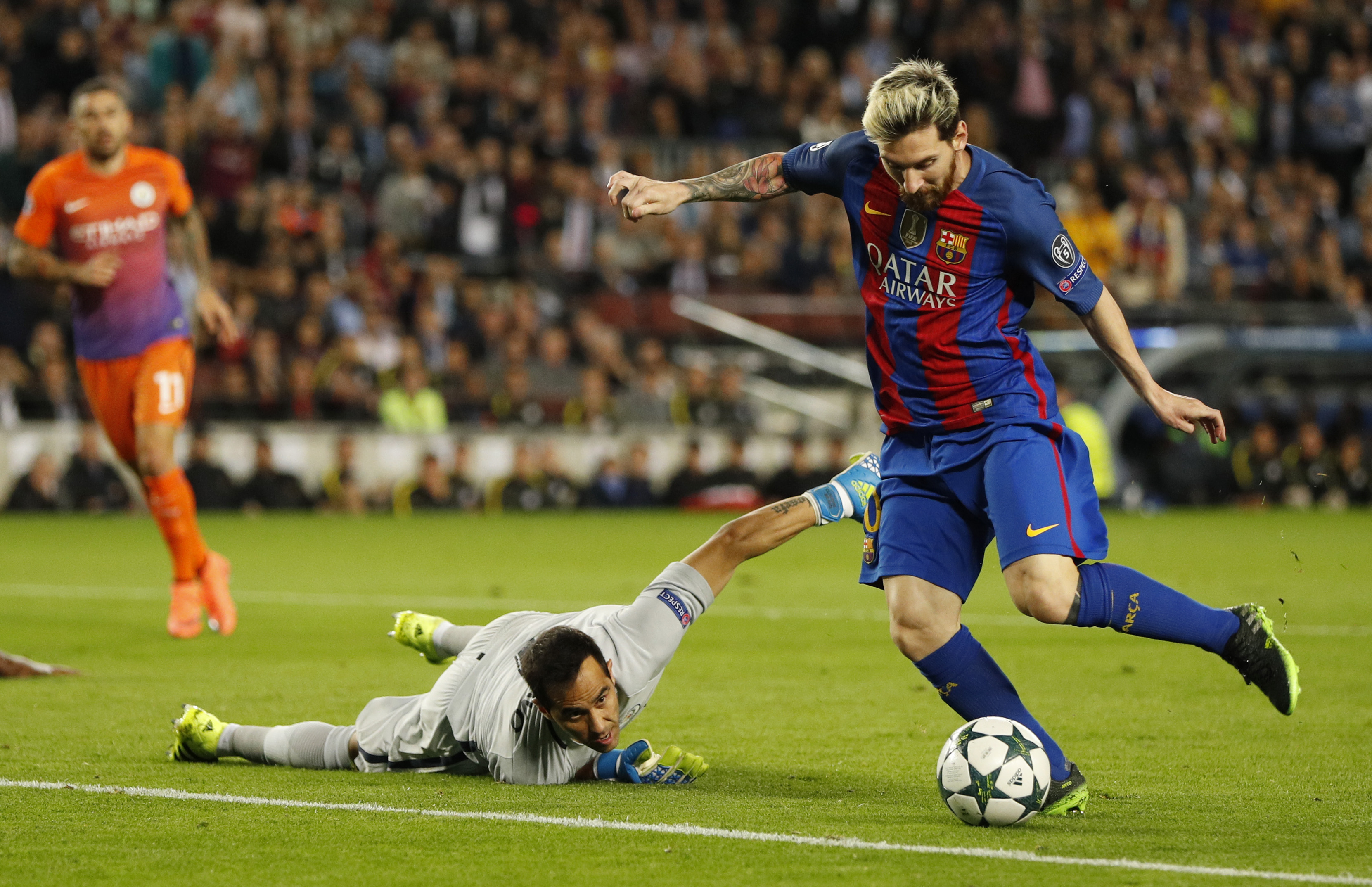 Sai lầm của Bravo và sự xuất sắc của Messi khiến M.C thảm bại trước Barca. Ảnh: REUTERS 