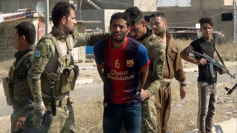 Lực lượng an ninh Iraq bắt giữ một thành viên IS tai thành phố Kirkuk, phía nam Mosul, ngày 22-10 - ảnh: AFP