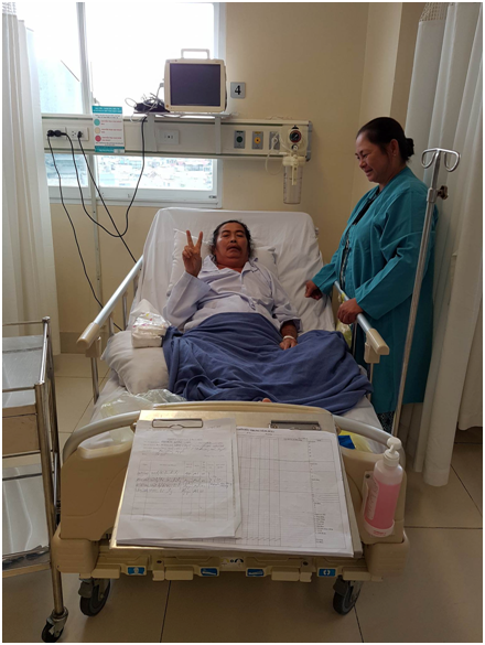 Bệnh nhân B.H chào các y bác sĩ bệnh viện Hoàn Mỹ Sài Gòn trong ngày xuất viện