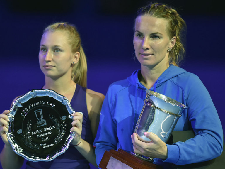 Kuznetsova (phải) đoạt vé dự WTA FInals 2016 nhờ vô địch Kremlin Cup. Ảnh: AFP