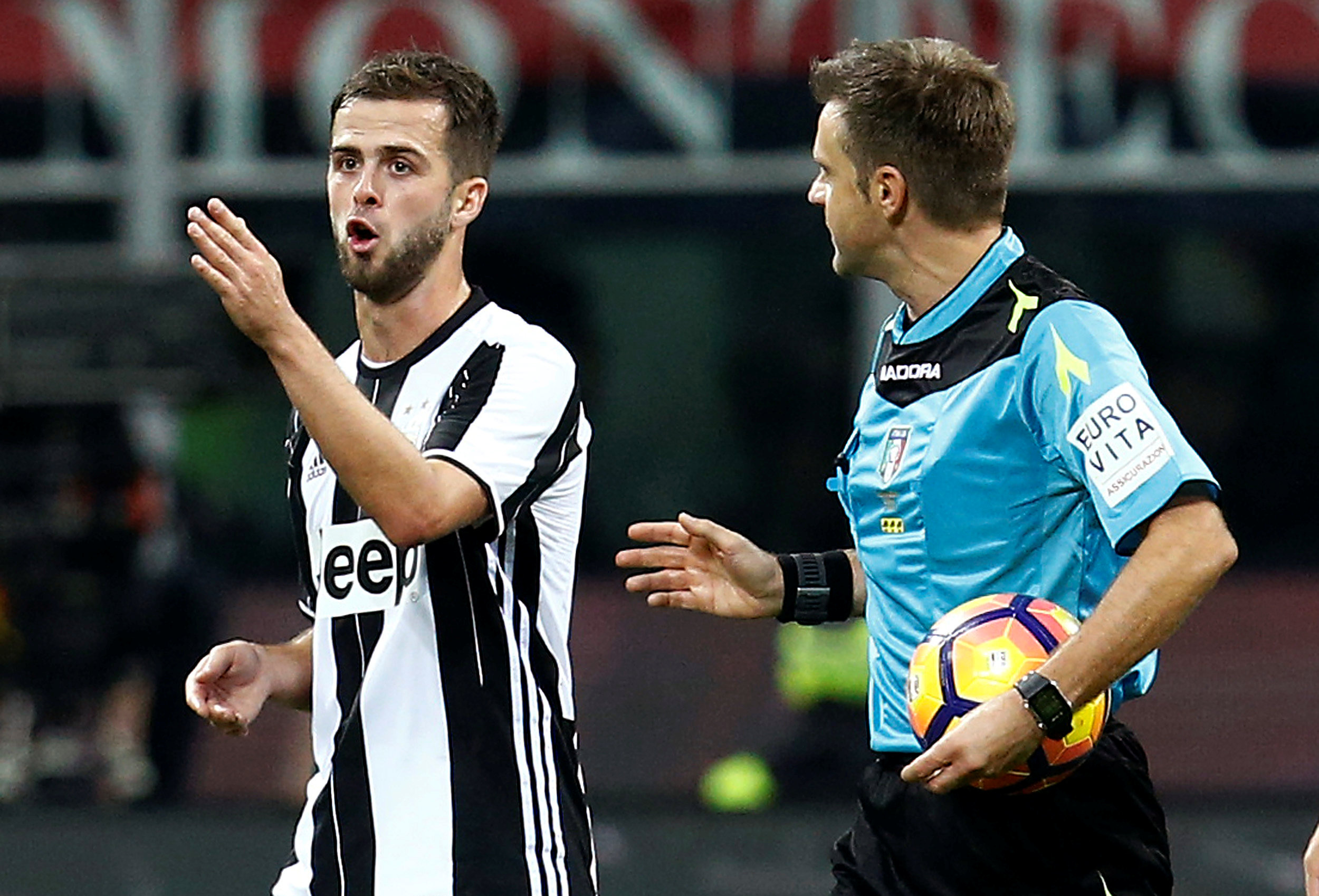 Tiền vệ Pjanic (Juventus, trái) phàn nàn với trọng tài Nicola Rizzoli sau khi bị khước từ bàn thắng. Ảnh: REUTERS