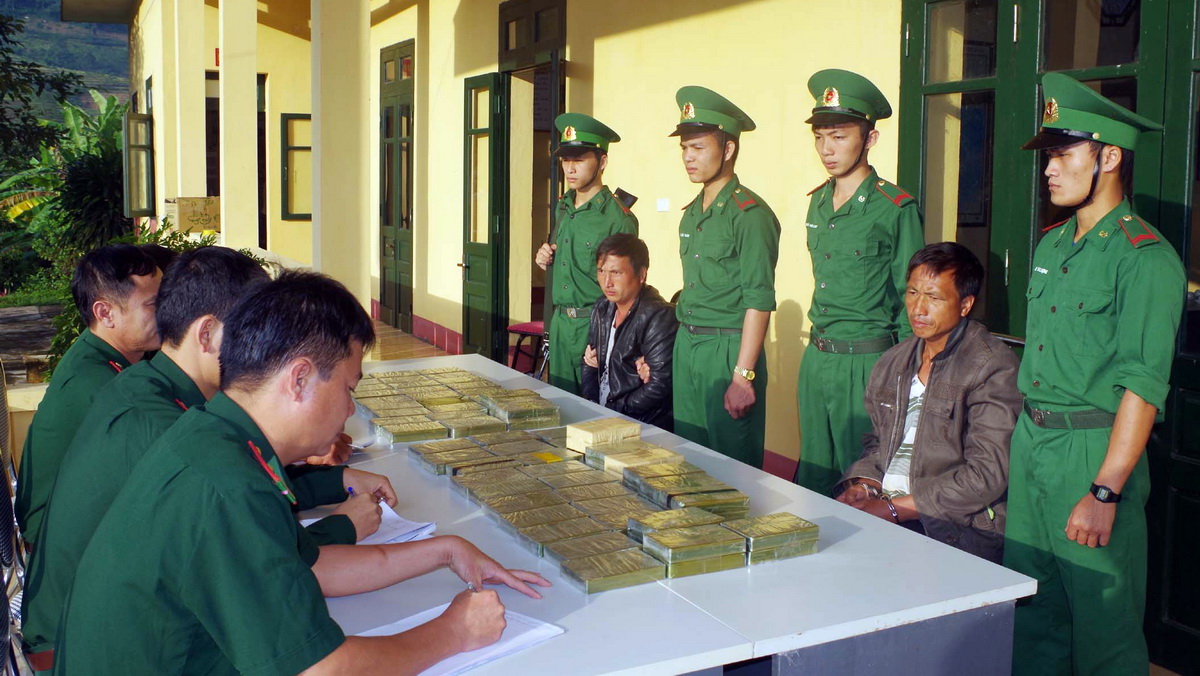 Hai đối tượng người Lào vận chuyển trái phép 69 bánh heroin bị bắt giữ - Ảnh do Bộ đội biên phòng tỉnh Thanh Hóa cung cấp.