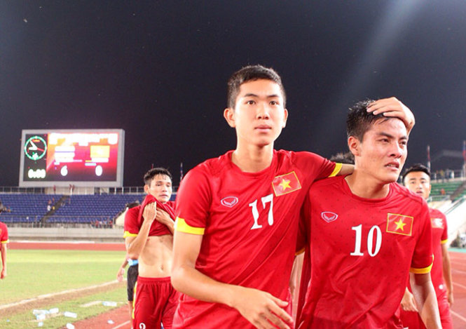 Các cầu thủ U-19 VN bật khó sau trận thua Thái Lan 0-6. Ảnh: LÊ MINH