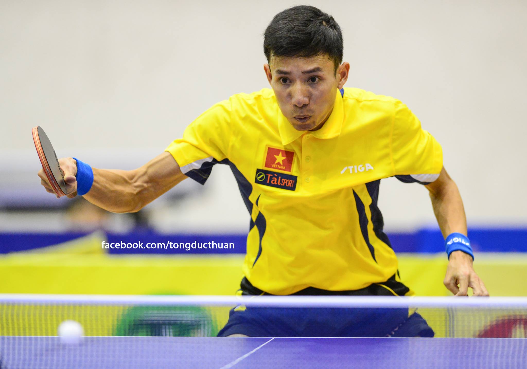 Dù là VĐV chuyên nghiệp nhưng tay vợt Đinh Quang Linh vẫn tham dự giải bóng bàn nghiệp dư là Giải Diễn đàn bóng bàn 2016-Ảnh: Đức Thuận