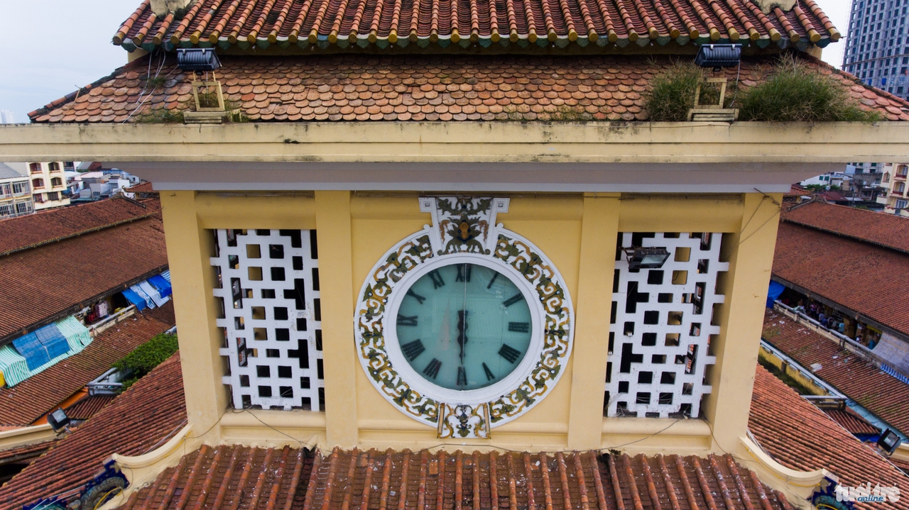 Tại cổng chính của chợ có trang trí đồng hồ ở bốn mặt mang hơi hướng kiến trúc Pháp - Ảnh: Thuận Thắng