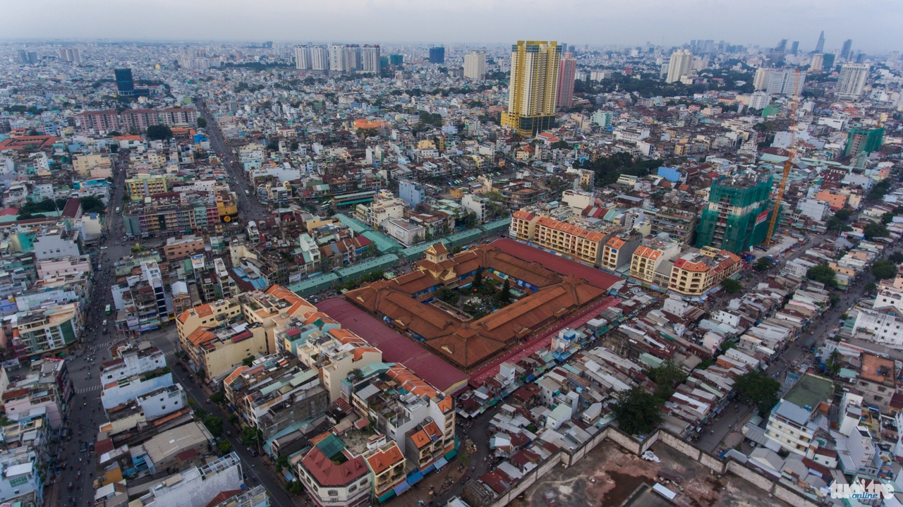 Chợ Bình Tây nhìn từ trên cao hướng từ đường Cao Văn Lầu - Ảnh: Thuận Thắng