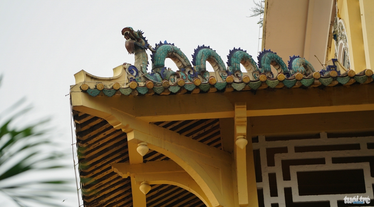 Rồng trang trí trên mái chợ - Ảnh: Thuận Thắng