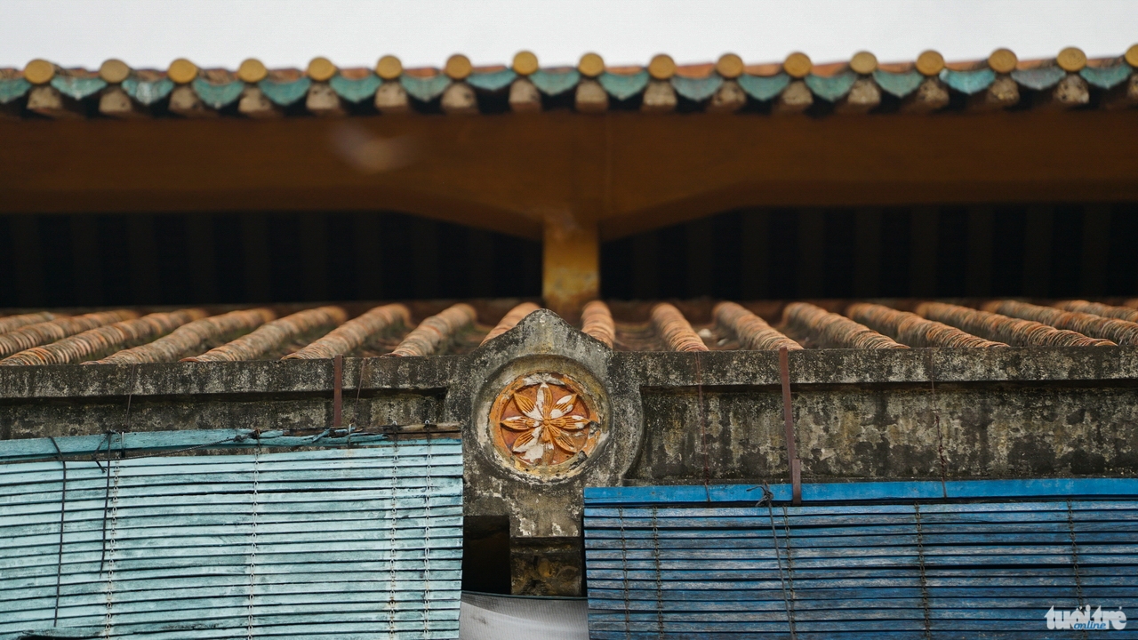 Các hoa văn, hoạ tiết trang trí trên mái chợ - Ảnh: Thuận Thắng