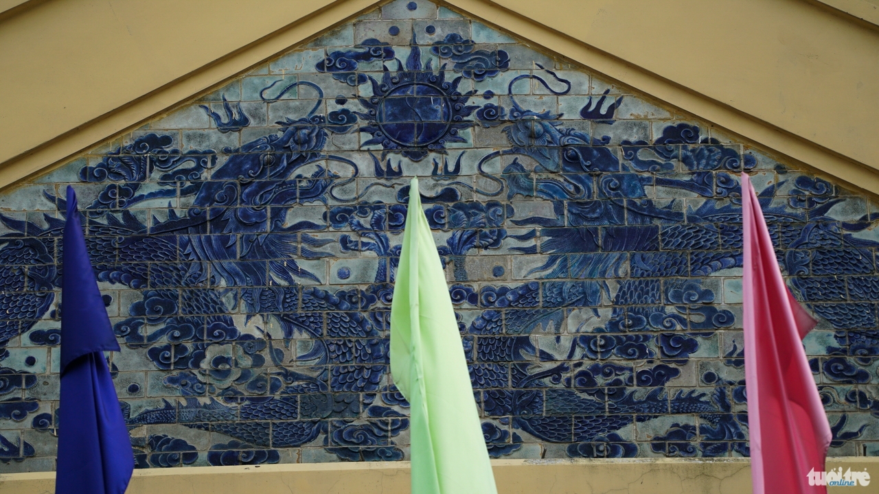 Bức tranh rồng bằng gốm được trang trí ở cổng chính chợ - Ảnh: Thuận Thắng