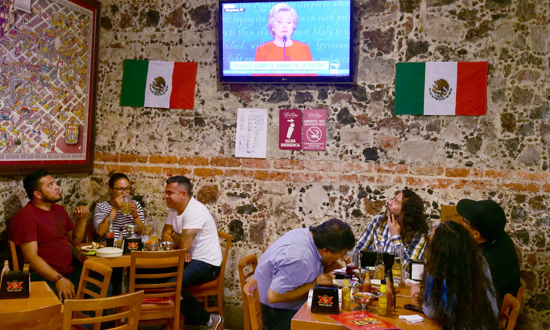 Người Mexico theo dõi cuộc tranh luận giữa hai ứng viên tổng thống Mỹ tại Mexico City - ảnh: AFP