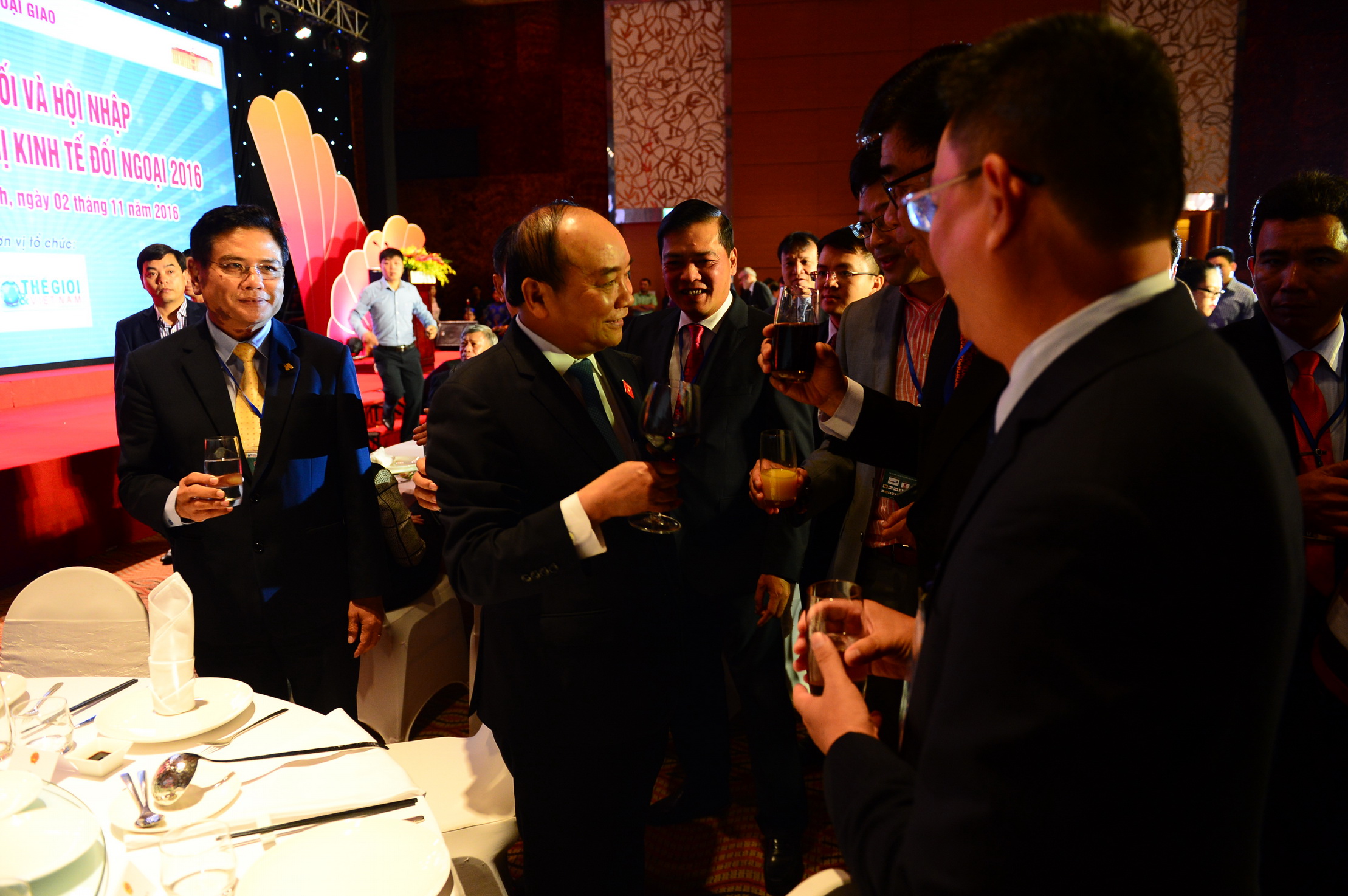 Thủ tướng Nguyễn Xuân Phúc các doanh nghiệp tại gala kết nối và hội nhập chào mừng hội nghị kinh tế đối ngoại 2016 tối 2-11 - Ảnh: Quang Định