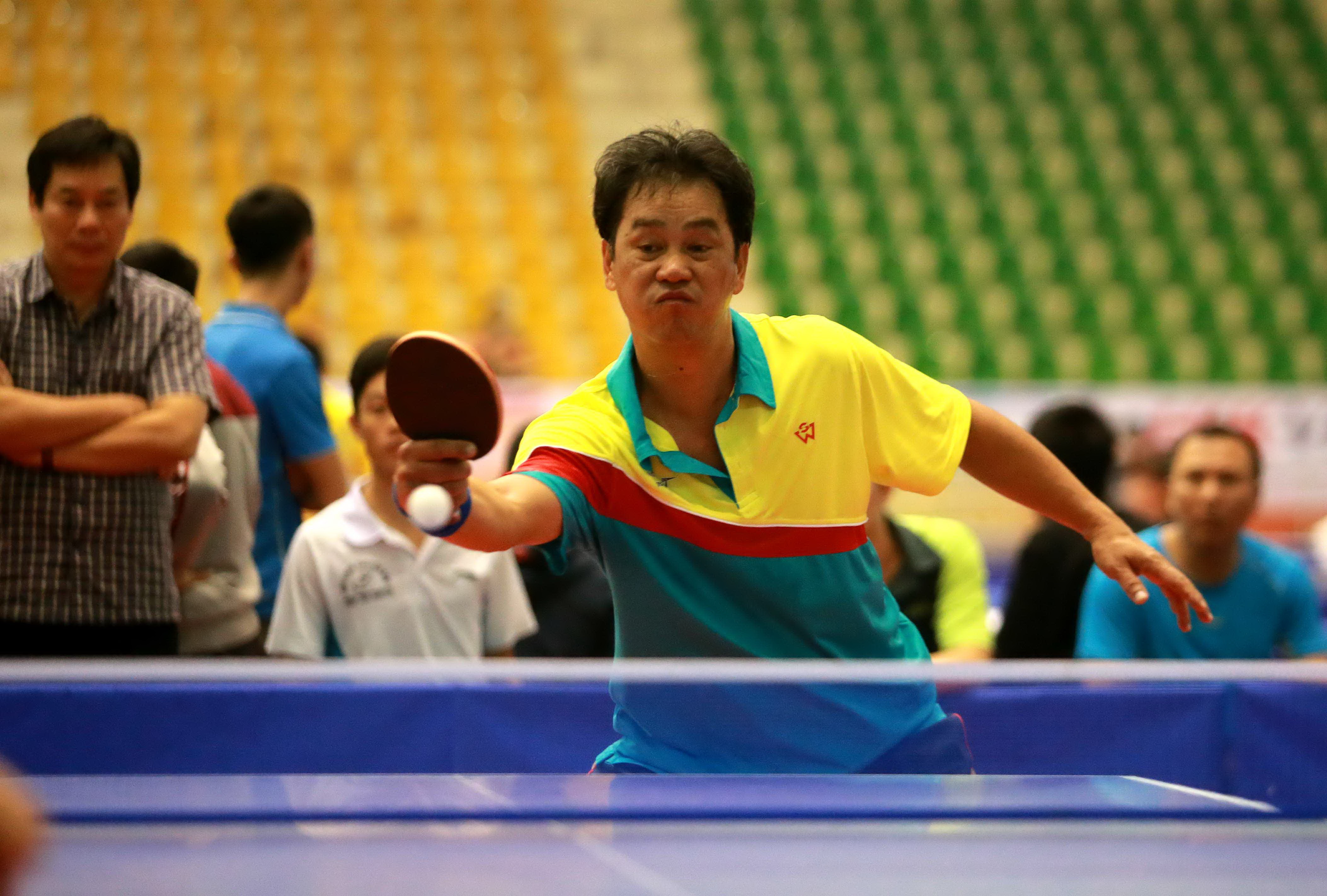 Anh Trần Cảnh Tuấn thi đấu tại Giải diễn đàn bóng bàn ngày 4-11. Ảnh: NAM KHÁNH