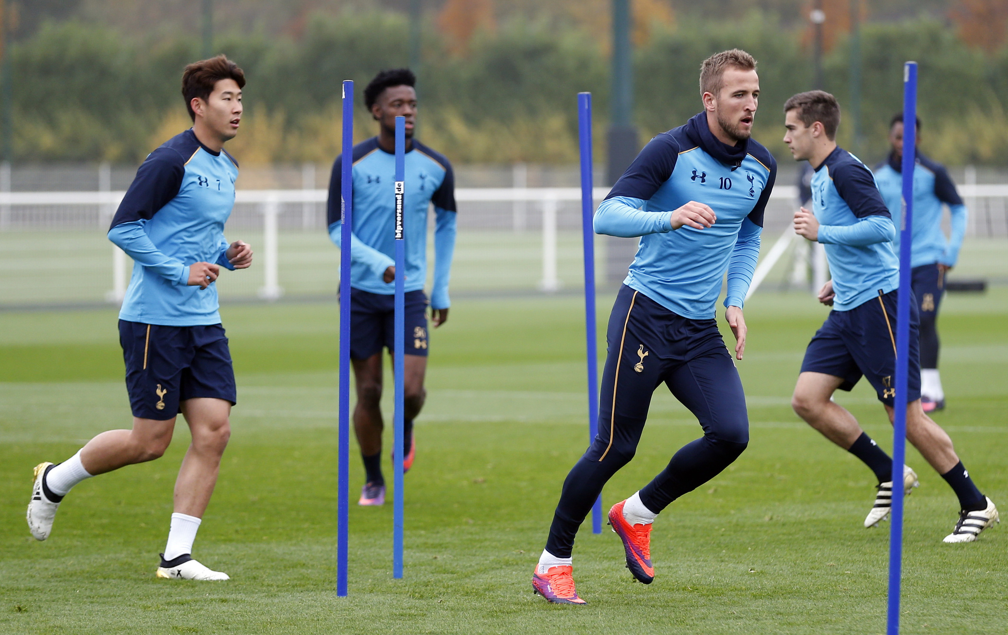 Harry Kane (thứ 3 từ trái sang) có thể sẽ ra sân ở trận này sau khi bình phục chấn thương. Ảnh: REUTERS